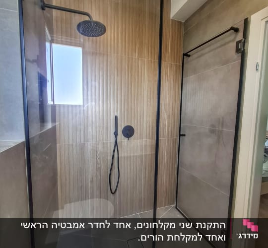מקלחת עם ראש מקלחת שחור ודלת זכוכית